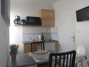 Quartier calme sur le port de plaisance et le GR34 - بليران