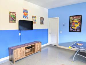 Villa 9BR Luxury near DISNEY with Pool, Spa, Free Parking, WiFi, Waterpark