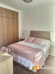 Casa adosada con porche, piscina y pista de pádel, junto al campo de golf