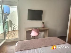 Casa adosada con porche, piscina y pista de pádel, junto al campo de golf