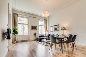 Charles Bridge - 3 bedroom Apartment - Old Town
