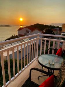 One-Bedroom Apartment with Two Balconies and Sea View 3 room in Apartments Lea