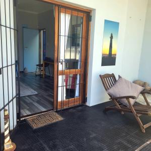 Lighthouse Cottage stones throw from the beach