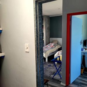 Lighthouse Cottage stones throw from the beach