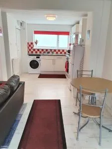 Swindon Old Town Studio - EnterCloud9SA - 史云顿