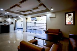 The Palms Inn I Near Medanta Medicity I Sec-38