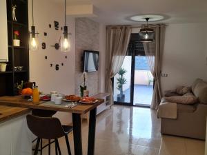 Sybarix Apartment: Precioso apartamento con vistas al golf y el mar