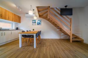 Comfortable holiday homes with a pool, Rewal