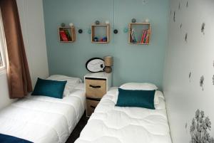 Maisons de vacances Mobilhome climatise-2ch-terrasse fermee-camping Les Charmettes : photos des chambres