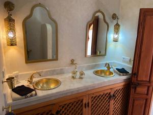 Villa Scil de luxe, Piscine chauffée, 3 Suites, Hamam, Jacuzzi extérieur, salle de sport, vue sur lAtlas, Parkings Privé, Pas de Vis à Vis !