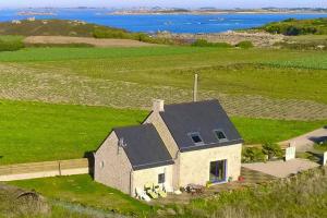 Maisons de vacances Holiday home with partial sea views, Cleder : photos des chambres