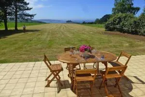 Holiday home with sea view, Plougasnou - Locquénolé