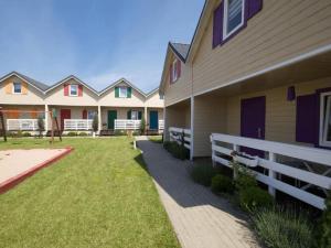 Holiday complex with outdoor pool Jezierzany