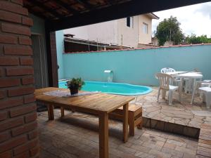 Casa com piscina à beira-mar