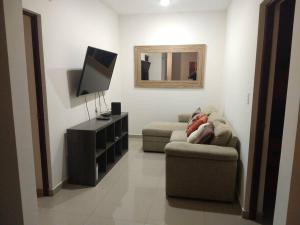 Departamento a 200 Mts de la playa y alberca en planta baja