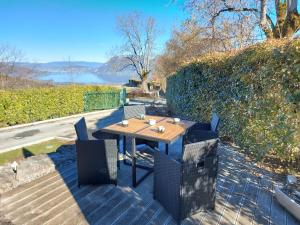 Maisons de vacances Entre lac et montagne, chaleureuse maison 3 pieces avec tres belle vue lac d'Annecy. Terrasse, jardin, parking, cheminee, barbecue …. : photos des chambres