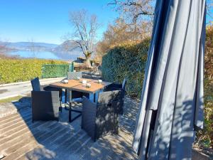 Maisons de vacances Entre lac et montagne, chaleureuse maison 3 pieces avec tres belle vue lac d'Annecy. Terrasse, jardin, parking, cheminee, barbecue …. : photos des chambres