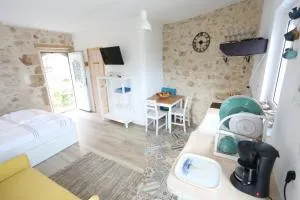 Ravi Boutique Home - 1 minute walk from beach - Áyios Andónios