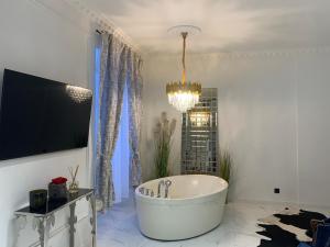 Tiltų 5 Jacuzzi Apartment