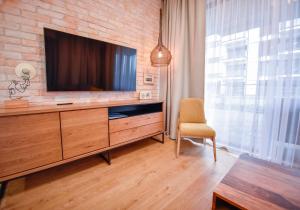 Apartament z sypialnią parkingiem i tarasem 46m Salon Bedroom Terrace Parking Baltic Park 206 Apartamenty na Wyspie
