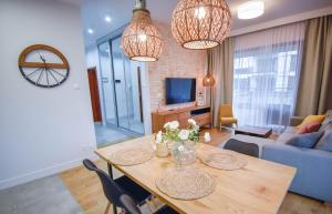 Apartament z sypialnią parkingiem i tarasem 46m Salon Bedroom Terrace Parking Baltic Park 206 Apartamenty na Wyspie
