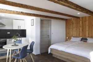 Studio 1111 with Sauna & Hot Tub 