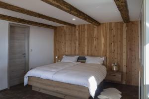 Studio 1111 with Sauna & Hot Tub 