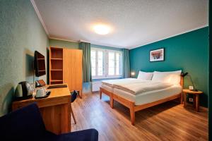 (5th Floor) Twin Room with Shower room in 5th Floor @ Hotel Interlaken