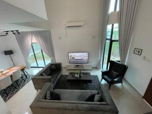 Five BEDROOMS RESIDENTIAL HOME WITH FREE WIFI