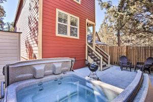 5 Mi to Big Bear Lake Cozy Cottage with Hot Tub