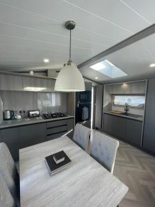 Falconers Lodge with Hot Tub