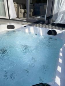 Falconers Lodge with Hot Tub