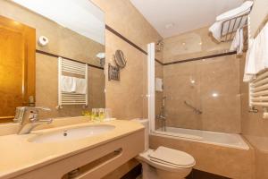 Twin Room with Balcony room in Hotel Solana