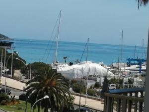 Joli studio bord de mer, clim, balcon, parking privé