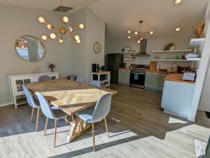 Contemporary 2-Bedroom Close to Downtown, Dining