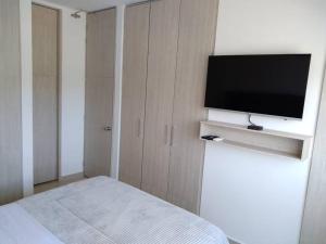 Exclusivo club de playa con acceso directo a la playa de pozos colorados, cuenta con piscinas olímpicas, para niños, restaurante, jacuzzi, sauna, turco, salón de juegos, simulador de golf, spa, transporte interno, bar, etc.