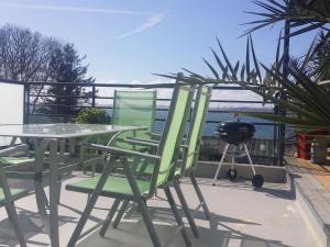 Maisons de vacances Villa with high terrace and panoramic sea views : photos des chambres
