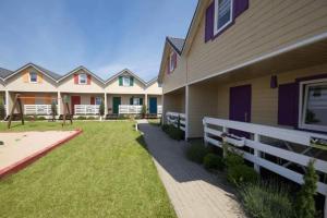 Holiday complex with outdoor pool Jezierzany
