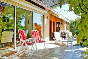 Maisons de vacances Holiday home with outdoor pool, Bedoin : photos des chambres