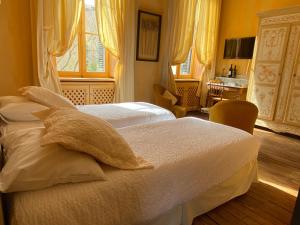 B&B / Chambres d'hotes Demeure Saint Louis Historic manor, City 700m, parking,A C,Clim,WIFI, heated pool, city view : photos des chambres