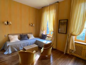 B&B / Chambres d'hotes Demeure Saint Louis Historic manor, City 700m, parking,A C,Clim,WIFI, heated pool, city view : photos des chambres