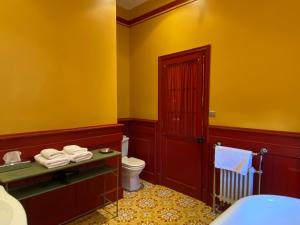 B&B / Chambres d'hotes Demeure Saint Louis Historic manor, City 700m, parking,A C,Clim,WIFI, heated pool, city view : photos des chambres