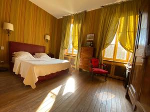 B&B / Chambres d'hotes Demeure Saint Louis Historic manor, City 700m, parking,A C,Clim,WIFI, heated pool, city view : photos des chambres