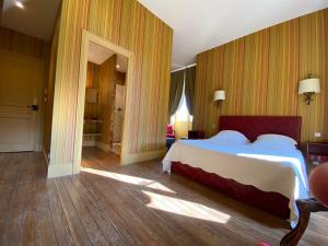 B&B / Chambres d'hotes Demeure Saint Louis Historic manor, City 700m, parking,A C,Clim,WIFI, heated pool, city view : photos des chambres