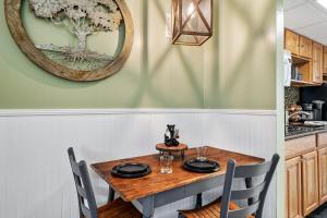 Lovely condo w indoor pool *only steps to parkway