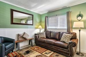 Lovely condo w indoor pool *only steps to parkway