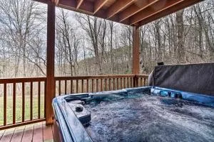 Wandering Bear Cabin with Game Room and Hot Tub! - 小海湾