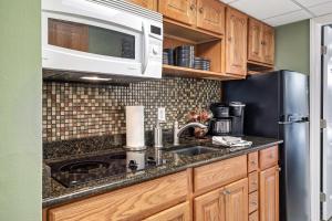 Lovely condo w indoor pool *only steps to parkway