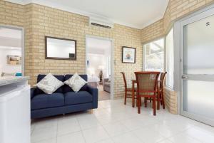 A2 Spacious Apartment with WiFi Kitchenette