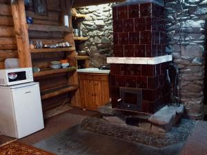 Хатина біля потока